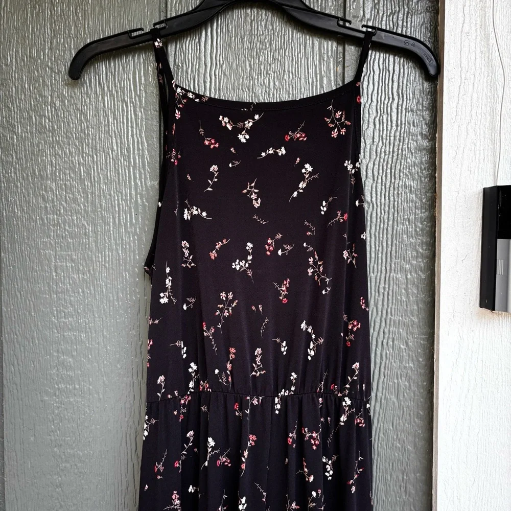 Kaileigh Floral V-Neck Jumpsuit - Size Medium - Picture 6 of 11